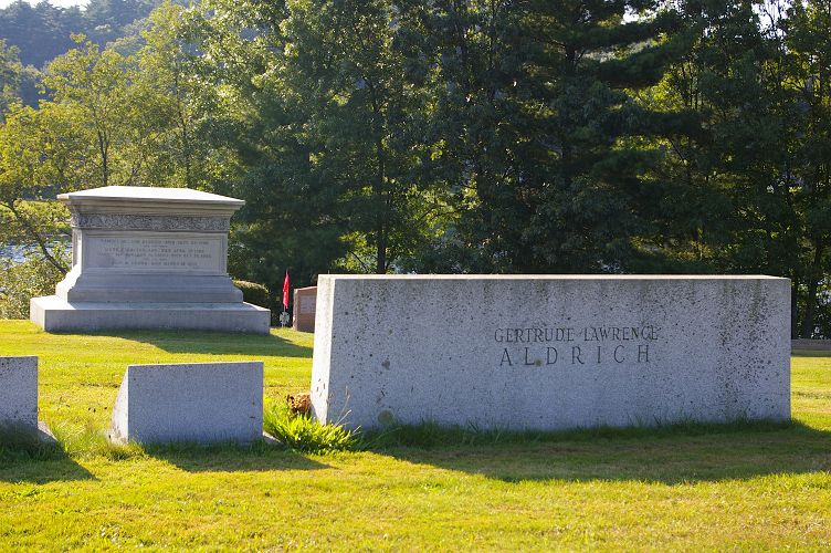 IMGP6744.jpg - Aldrich Memorial & Gertrude Lawrence Memorial